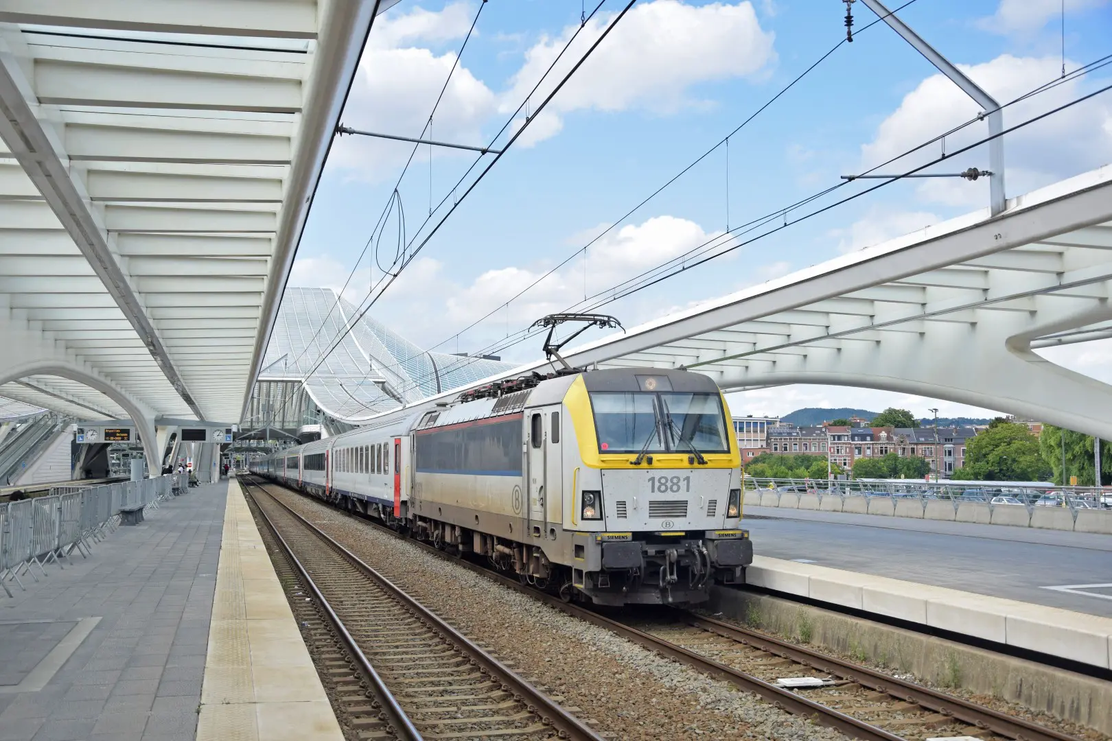 Liège-guillemins, Belgium, – August 11, 2021: Nmbs-sncb Hle 18 Electric nmbs train