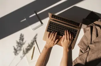 Working outside in the sun? Keep your screen readable with these settings