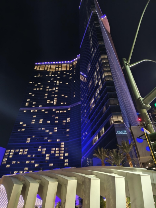 motorola-edge-70-nacht-gebouw